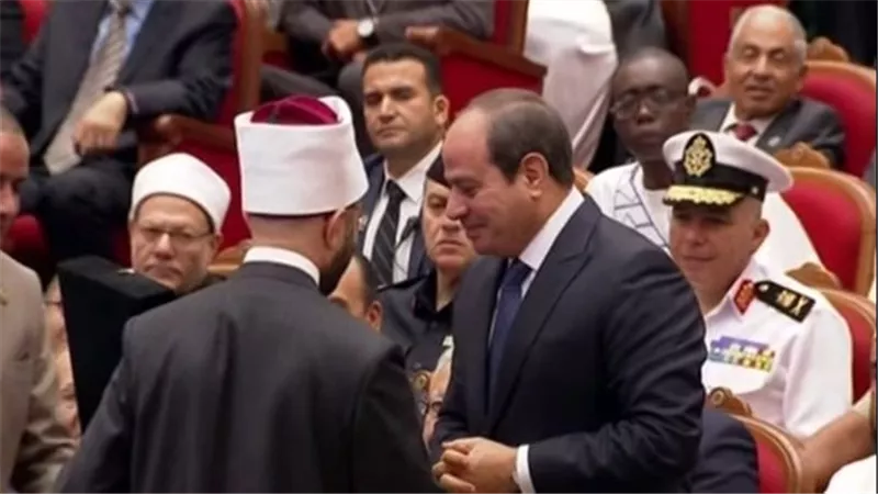 وزير الأوقاف يهدي الرئيس السيسي هدية تذكارية في احتفالية المولد النبوي الشريف