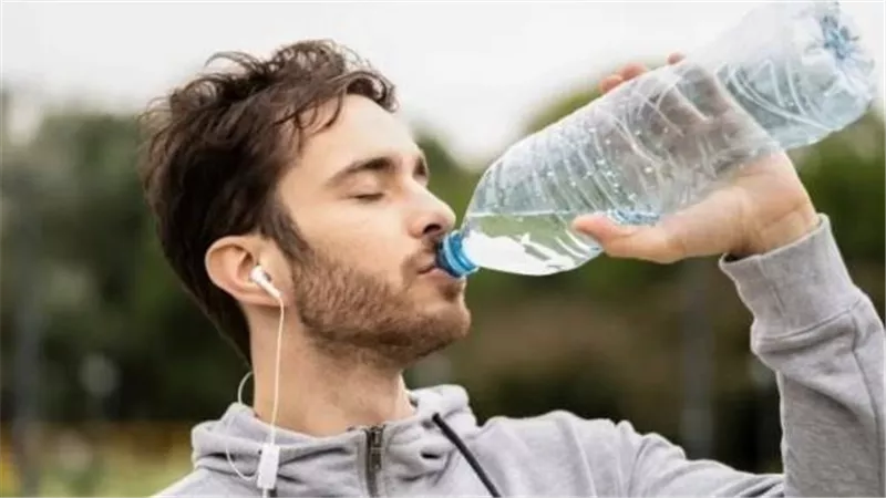 كيف يساعدك «شرب السوائل» على تخفيف التوتر وتقليل الضغط العصبي 