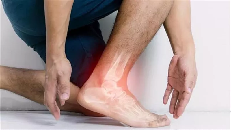 إشارات في الكاحلين قد تكشف عن أمراض خطيرة لا ينبغي إهمالها