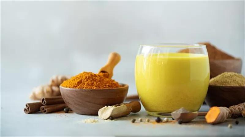 لماذا ينصح الأطباء بتناول حليب الكركم ليلا؟ «أسرار المشروب الذهبي»