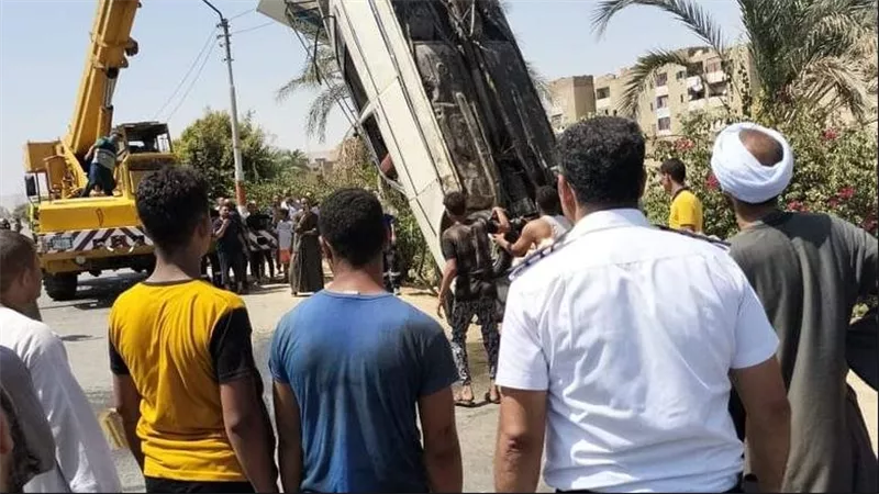 سقوط سيارة داخل مصرف بلبيس يحول فرحة 5 شباب إلى مأساة