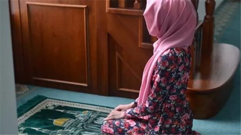 فتاة ترتدي الحجاب ثم تخلعه.. «أمين الفتوى» يرد على التساؤلات 