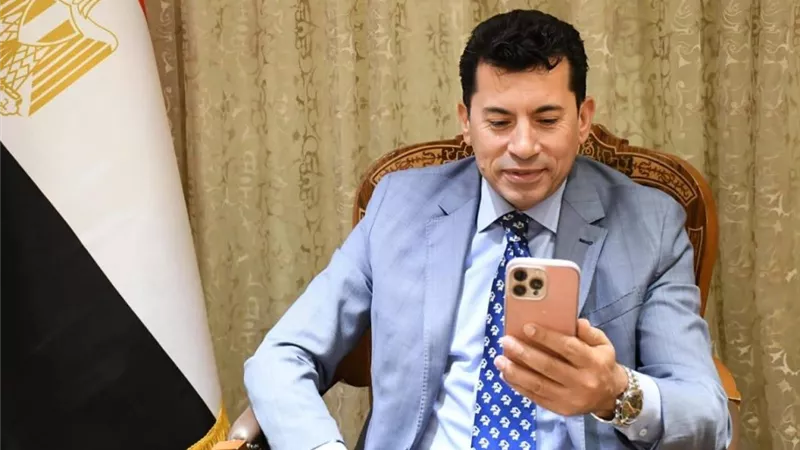 قبل موقعة الحسم أمام بوركينا فاسو.. وزير الرياضة يطمئن على بعثة المنتخب 