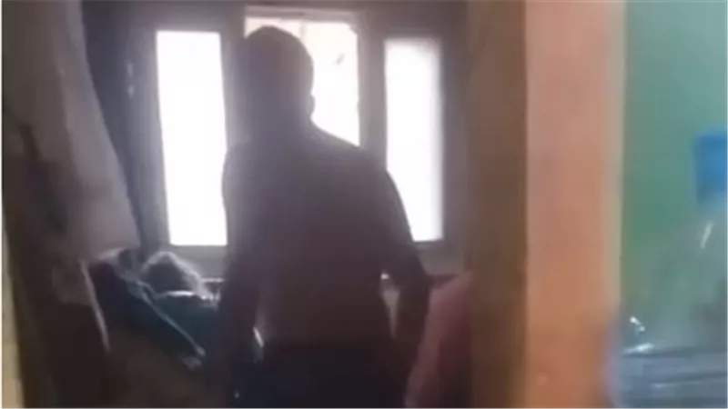 بسبب المخدرات.. فيديو مروع يوثق اعتداء شاب على والدته بالسب والضرب بالجيزة