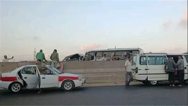 إصابة 11 عاملا في انقلاب ميكروباص بطريق بلبيس – العاشر من رمضان