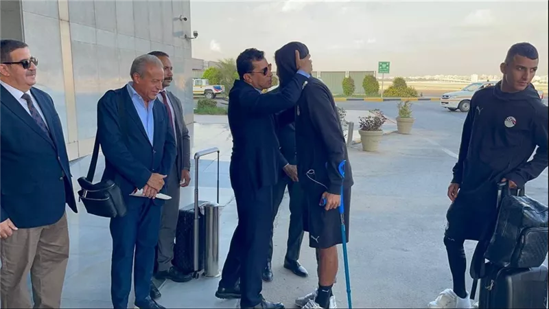 ظهور مرموش على عكازين يشعل المخاوف حول إصابته