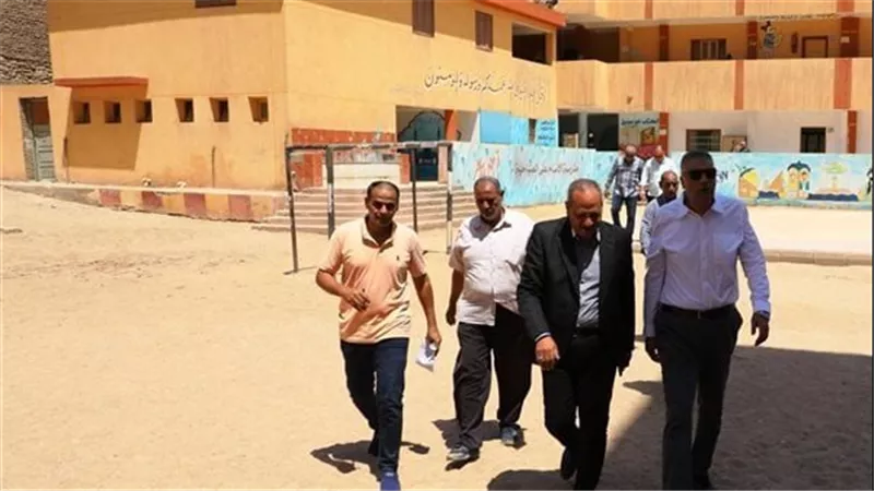 محافظ أسوان يعفي مديرة مدرسة من منصبها