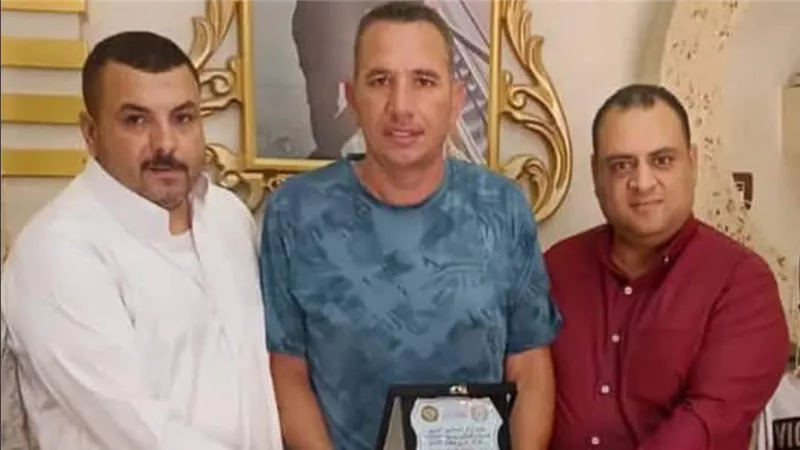 الأستاذ محمد عدلي يكرم الغطاس «دولار» تقديرا لإخلاصه وتفانيه في العمل