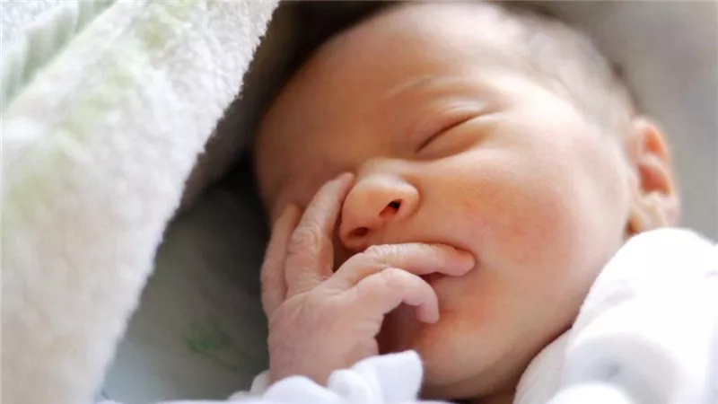 أعراض «الهربس البسيط» وتشخيصه وعلاجه لدى الأطفال