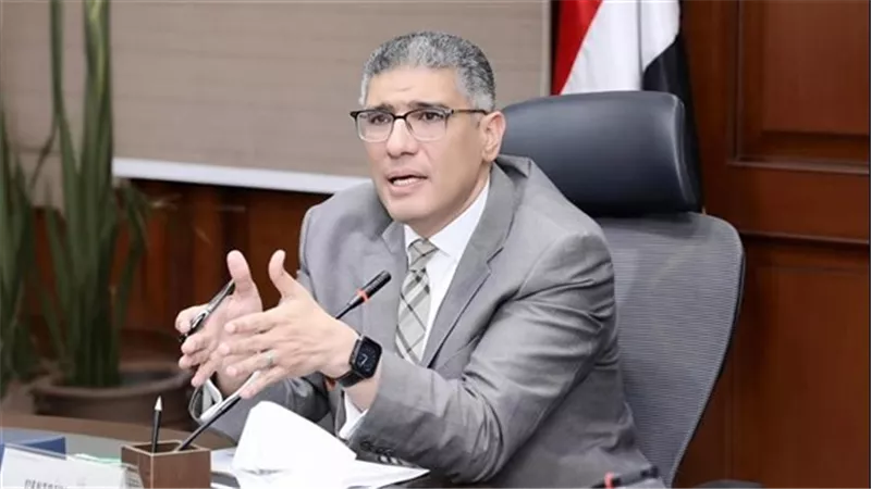 محافظ الجيزة يبحث إلغاء الفترة المسائية بالابتدائي