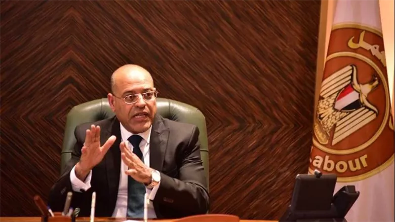 وزير العمل يحذر من إعلانات وهمية لوظائف بالإمارات