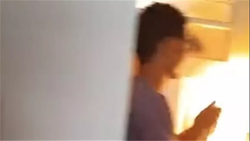 الأمن يفحص فيديو شابين يشعلان النيران بغرفة صديقهم 