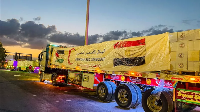 الهلال الأحمر يسير قافلة «زاد العزة» الـ 38 لغزة