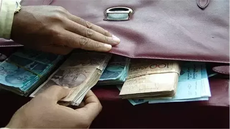 طالبة تسرق أموال والدتها.. والأمن يكشف المستور
