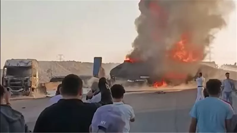 التفاصيل الأولى لحادث الطريق الإقليمي.. تصادم تريلا وانفجار مواد بترولية