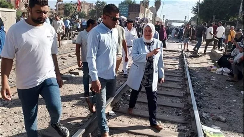حملة لرفع الإشغالات من مزلقان السكة الحديد بشبين القناطر