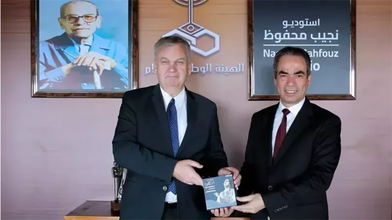 المسلماني يهدي السفير الألماني نسخة نادرة من أم كلثوم