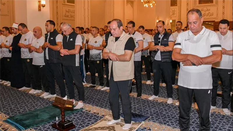 الرئيس السيسي يشارك طلاب الأكاديمية العسكرية في صلاة الفجر 