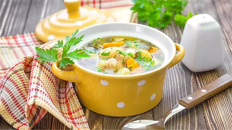 طريقة شوربة الخضار بالدجاج.. وجبة صحية وسهلة التحضير
