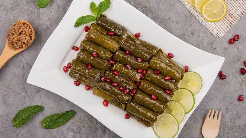 خطوات سهلة لعمل «ورق العنب» بنكهة دبس الرمان