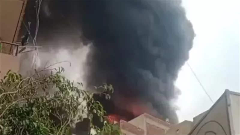الأدلة الجنائية تعاين حريق مصنع سيارات بمدينة السلام