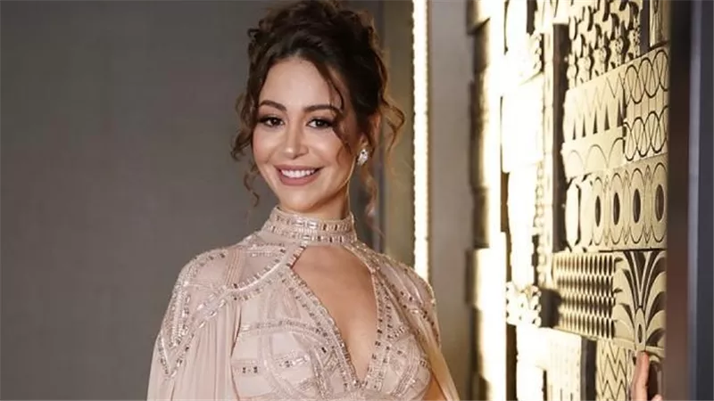 منة شلبي بعد جائزة الجونة.. لسه صغيرة عليها