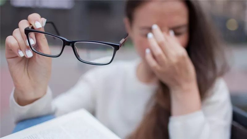 تحذير طبي خطير.. أخطاء شائعة «تضعف بصرك» تدريجيا