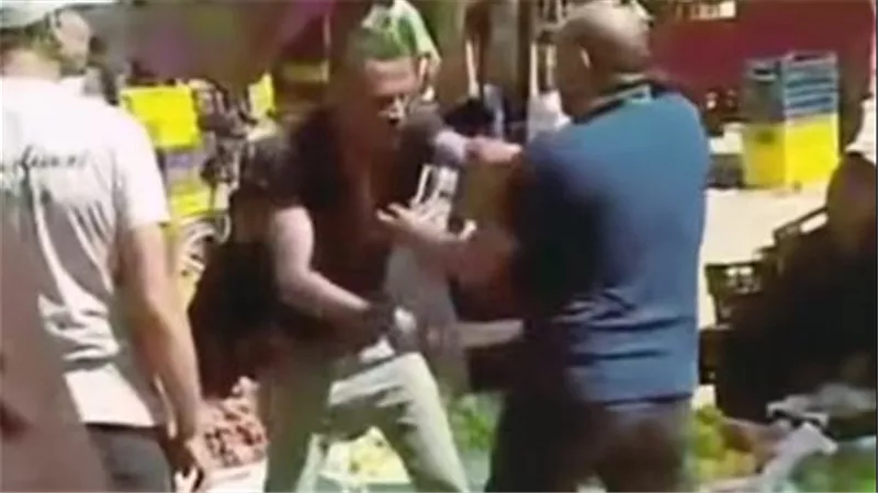 ضبط متهم حاول طعن مواطن بسوق عام