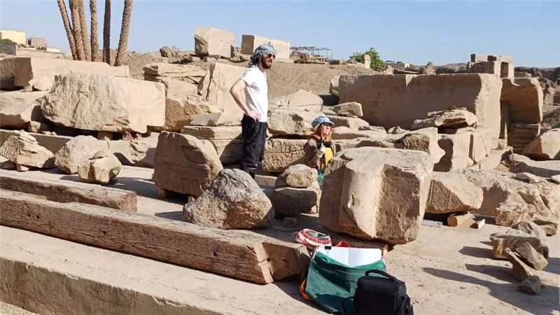 الآثار تتابع حفائر المركز المصري الفرنسي بالكرنك