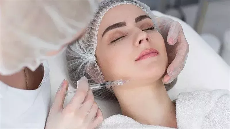 «الفيلر المغشوش» يهدد حياتك.. مخاطر التجميل غير الآمن