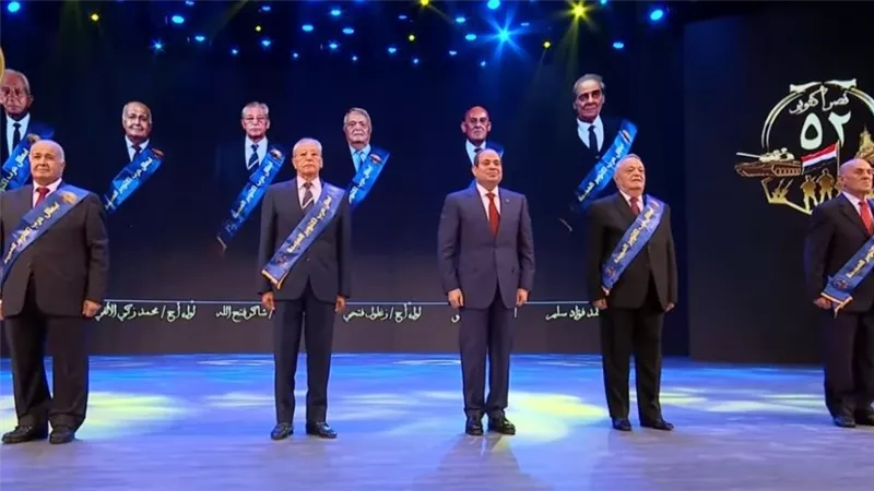 الرئيس السيسي يمازح أبطال أكتوبر.. اسمحولي أتصور معاكم