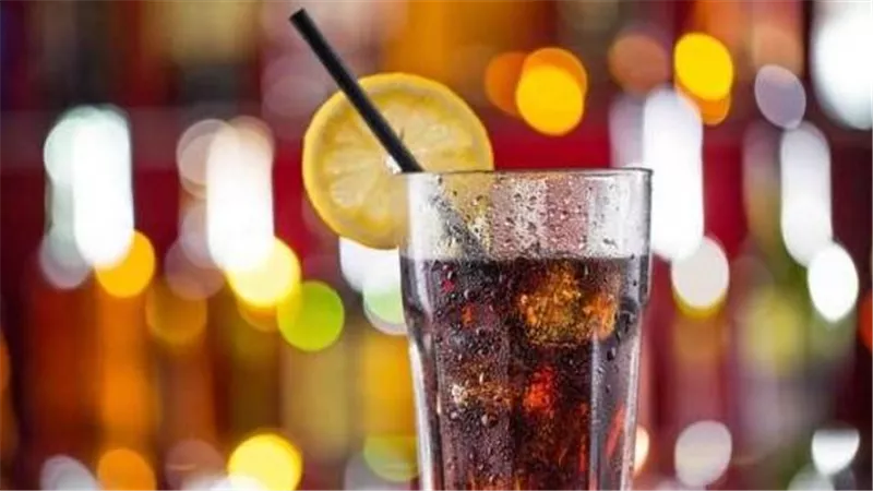 احذر «المشروبات الغازية».. تزيد خطر السكتة والخرف