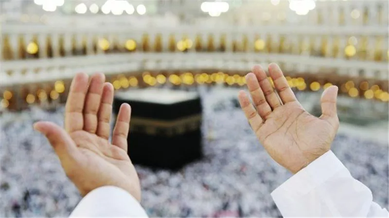 اقترض لأداء الحج ولم يسدد.. فهل يقبل حجه؟