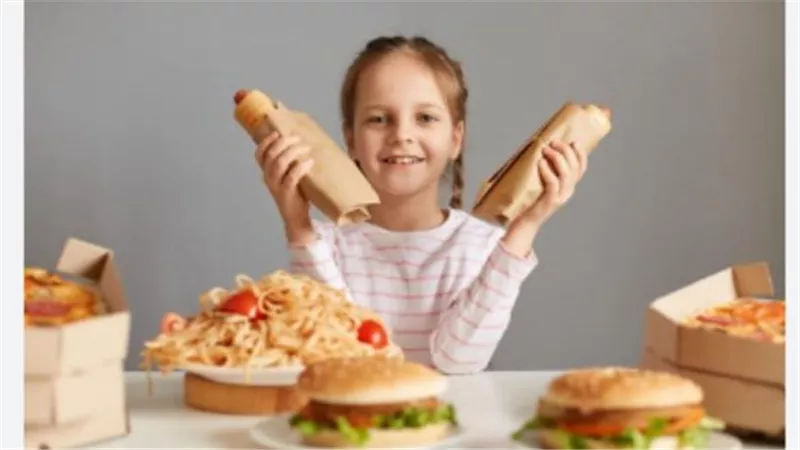 دراسة تكشف تأثير «الوجبات السريعة» على نوم الأطفال