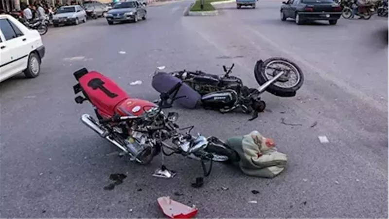 حادث تصادم موتوسيكلين يسفر عن إصابة شابين بالأقصر