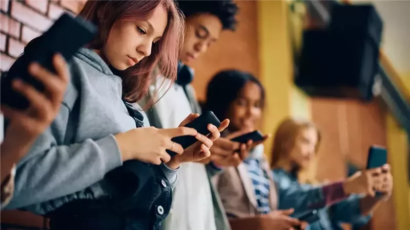 كيف تؤثر السوشيال ميديا على الصحة النفسية والاجتماعية
