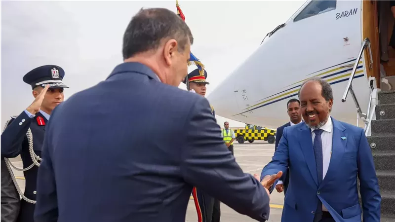 الرئيس الصومالي يصل القاهرة للمشاركة بافتتاح المتحف الكبير