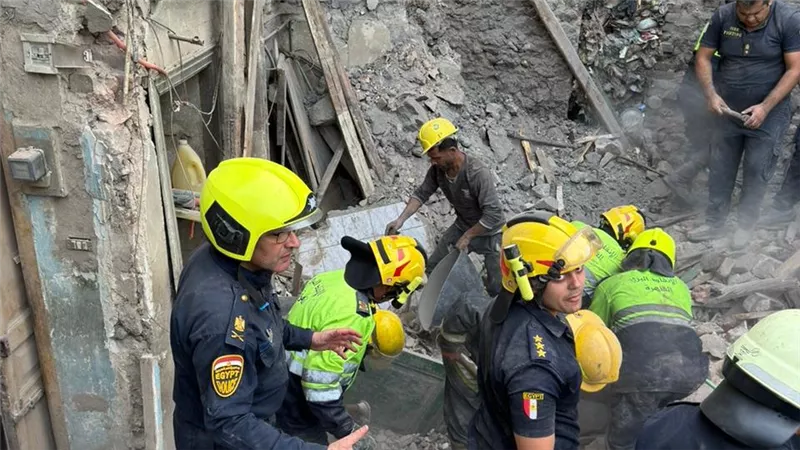 حادث عقار روض الفرج المنهار.. صور تظهر استخراج ناجٍ بأعجوبة