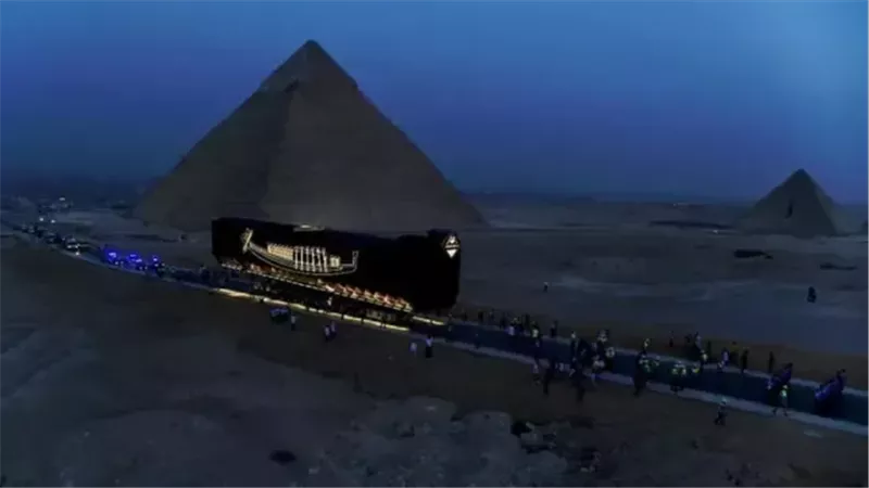 المتحف المصري الكبير يقدم عرضا مباشرا لترميم مركب الملك خوفو