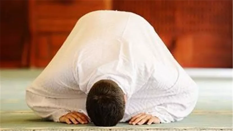 مقدار السترة في الصلاة وحكم المرور أمام المصلي