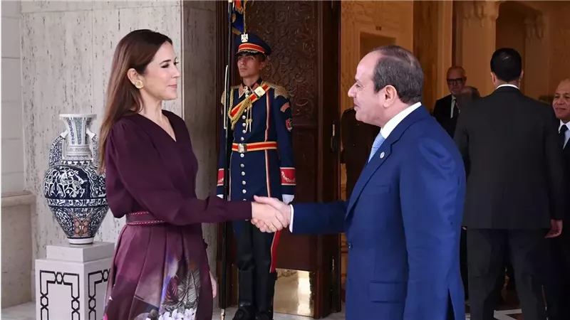 الرئيس السيسي يستقبل ملكة الدنمارك وسط ترحيب رسمي كبير
