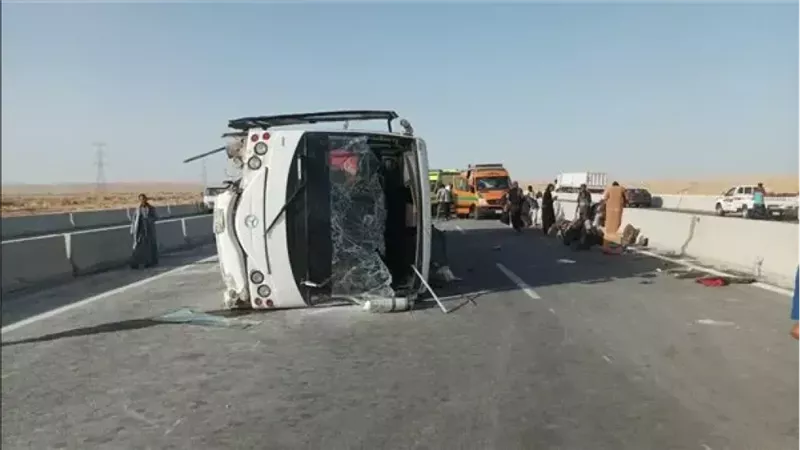 حادث مروع.. إصابة 25 مواطناً في انقلاب «ميني باص» بالعاصمة
