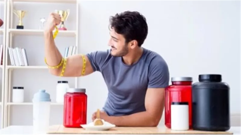 المكملات الغذائية.. تبني العضلات أم تضر الصحة؟