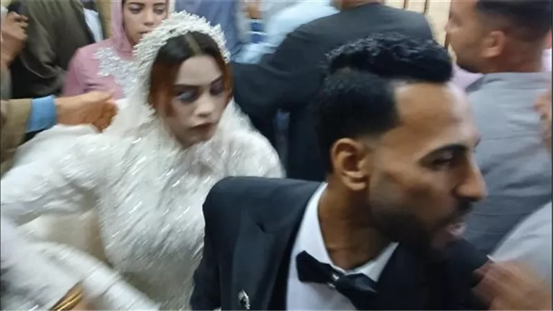 عروسان يدليان بصوتيهما بـ«زي الزفاف» في انتخابات النواب بالبحيرة