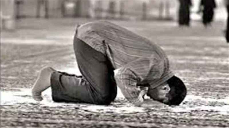 أمين الفتوى يحسم الجدل حول الابتسام أثناء الصلاة