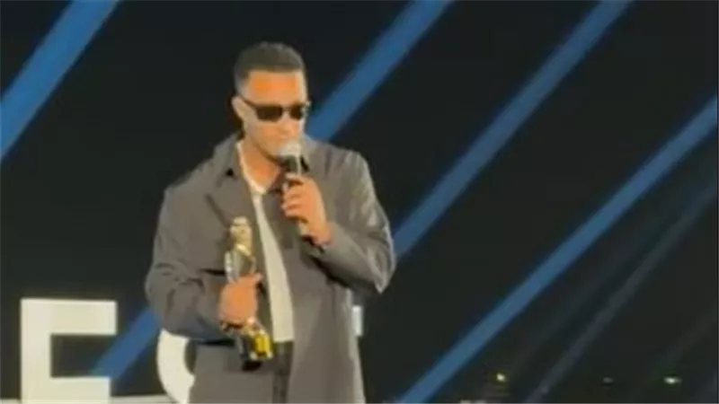 محمد رمضان يهدي تكريمه لوالده الراحل بكلمات مؤثرة