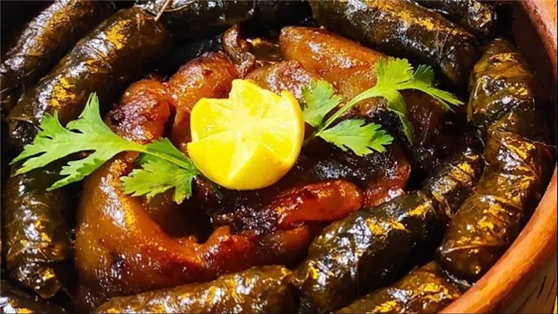 وصفة شتوية دسمة.. طريقة عمل طاجن ورق العنب بالكوارع