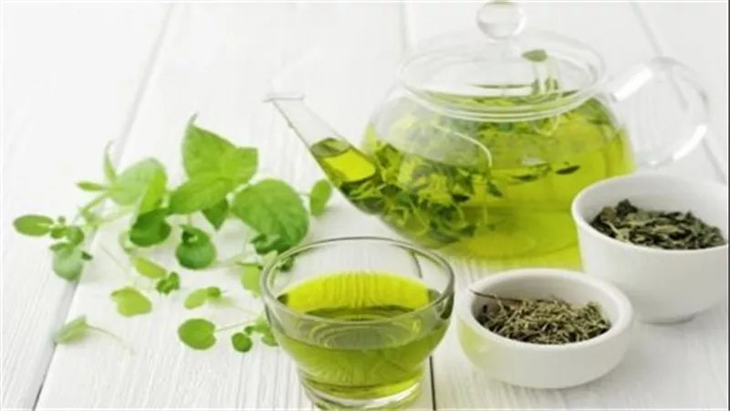 خطوات سهلة لتحضير تونر الشاي الأخضر في المنزل