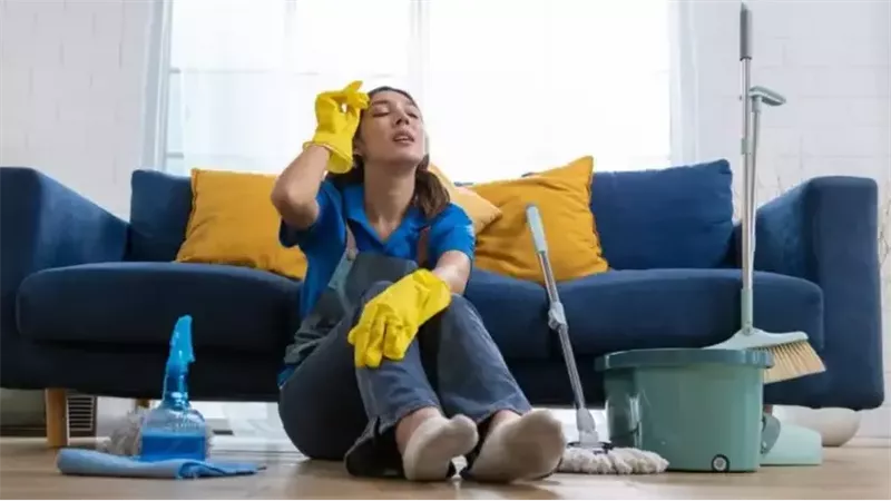 كيف يساعد تنظيف المنزل المرأة على تقليل القلق والتوتر المستمر؟
