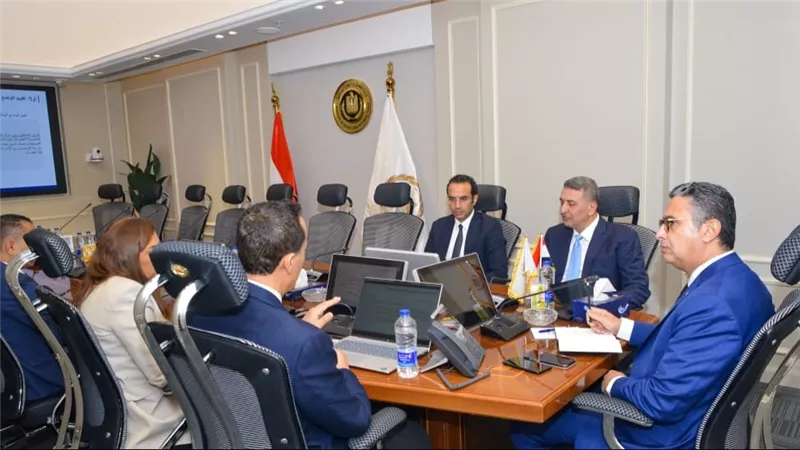  وزير التموين يستعرض خطط التطوير مع جهاز التجارة الداخلية